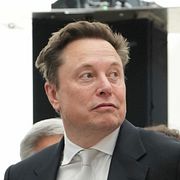 Till vänster: Elon Musk under ett evenemang i Washington förra veckan. Till höger: Ukrainas president Volodymyr Zelenskyj under en presskonferens i Kyjiv i början av september.