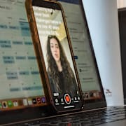 Kiki Sideris, reporter på The News Movement, spelar in ett Tiktok-klipp i New York i mars 2023. BIlden har inget med rörelsen att lämna Tiktok att göra.