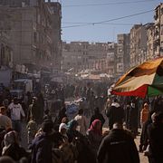 Folk handlar på en marknad inför eid al-fitr i Khan Yunis i södra Gazaremsan, tisdagen den 17 mars 2026.