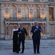 USA:s president Donald Trump med Frankrikes president Emmanuel Macron och första dam Brigitte Macron utanför palatset Versailles.