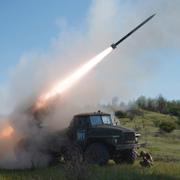 Ukrainska soldater avfyrar en robot mot ryska positioner i Donetsk.