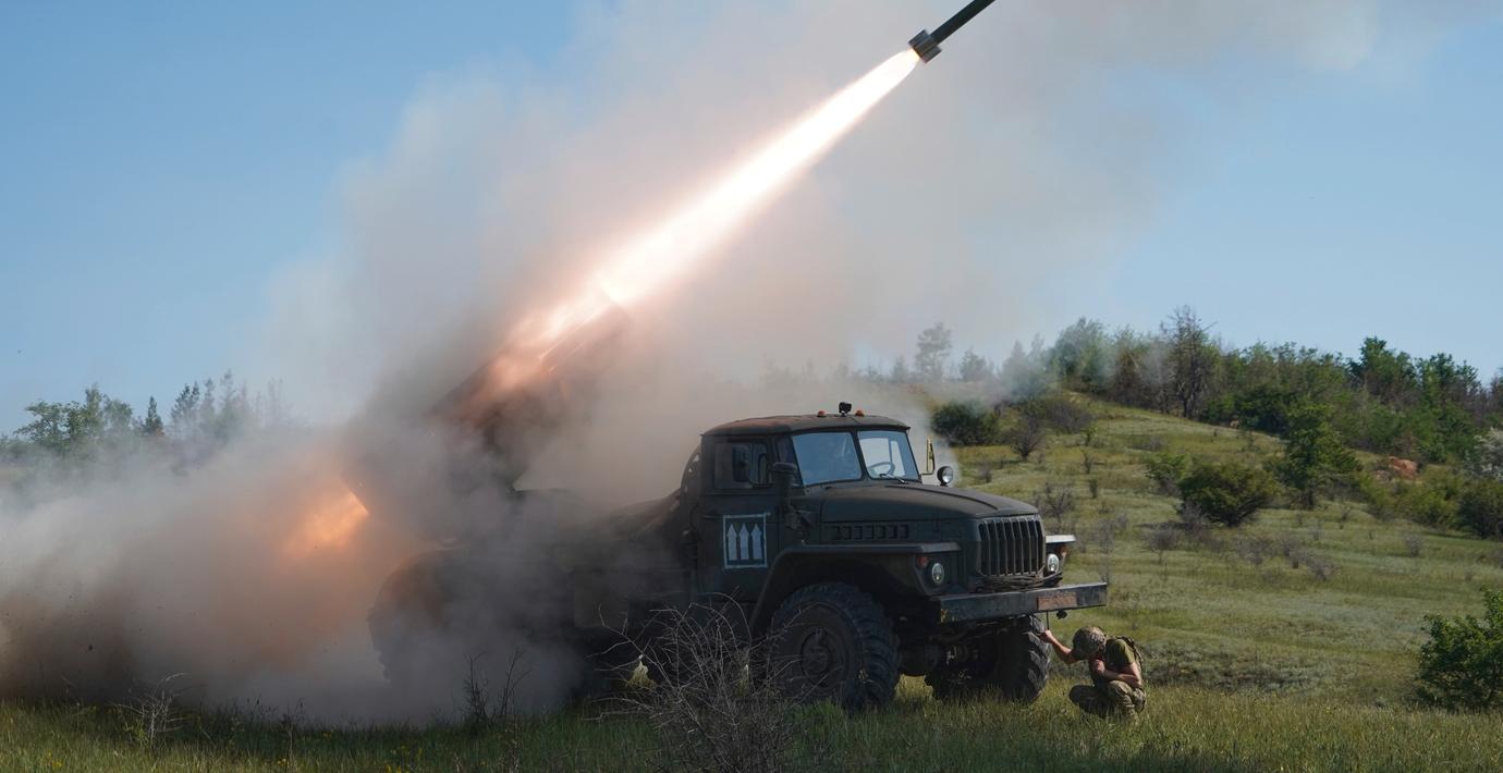 Ukrainska soldater avfyrar en robot mot ryska positioner i Donetsk.