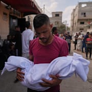 Malek Al-Zaqzouq, 2, dödades i en israelisk attack i september 2025. Här bärs hans insvepta, döda kropp av en släkting.