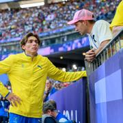 Armand Duplantis och Renaud Lavillenie under dagens OS-final.