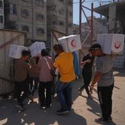 Palestinier tar emot nödhjälp i Gaza