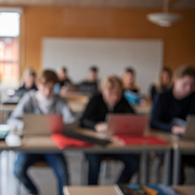 Arkivbilder på klassrum och nattklubb.