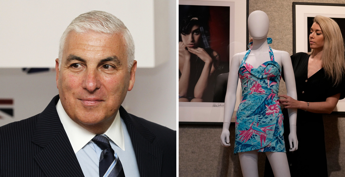 Arkivbild på Mitch Winehouse, Amy Winehouses pappa. Bilden till höger är från en auktion i London 2021.