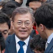 Moon Jae-in (i mitten) är favorittippad att segra i det sydkoreanska presidentvalet på tisdag. 