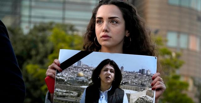 En libanesisk journalist håller upp en bild av Shireen Abu Akleh. Bilal Hussein / AP