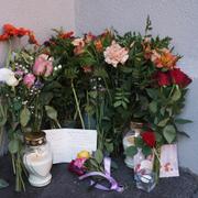 Blommor på plats utanför ungdomshemmet där en 35-årig kvinna hittades mördad.