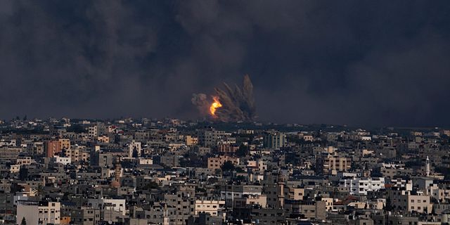 Rök över Gaza. Fatima Shbair / AP