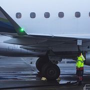 Ett flygplan tankas på en flygplats i USA. Illustrationsbild.