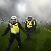 Poliser på innerplan efter att Malmö FF säkrat SM-guldet. 