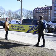 Demonstranter från klimatorganisationen Återställ våtmarker blockerar trafiken på Västerbron i Stockholm.