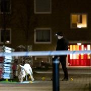 Polis på plats och söker med hud efter att en lägenhet blivit beskjuten på Söderkulla i Malmö natten till torsdagen. 
