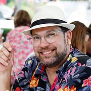 Jimmie Åkesson (SD) och Linda Lindberg (SD) äter glass på glassrestaurangen Smultronstället när de inleder sin valturné på Göta Kanal.