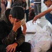 Palestinier sörjer sina anhöriga under onsdagen.