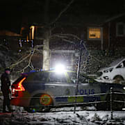 Polis är på plats utanför ett bostadshus i Hällesåker där en explosion skedde under fredagskvällen.