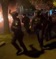 Stora protester har skakat Paris.  Aimé-Céleste Karege/AP