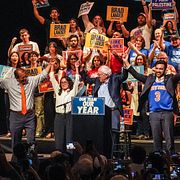 Primävalsvinnare Brad Lander och Claire Valdez till vänster. Senatorn Bernie Sanders och New Yorks borgmästare Zohran Mamdani i mitten och kandidaten Darializa Avila till höger.