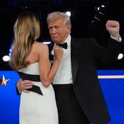 Donald Trump dansar med frun Melania efter att ha svurits in som president. 