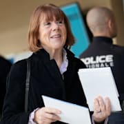 Giséle Pelicot under rättegången i Avignon 2024 och drottning Camilla. 