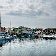 Vy över hamnen på Käringön i Bohusläns skärgård. 