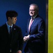 Australiens premiärminister Anthony Albanese på väg upp till FN:s talarstol.