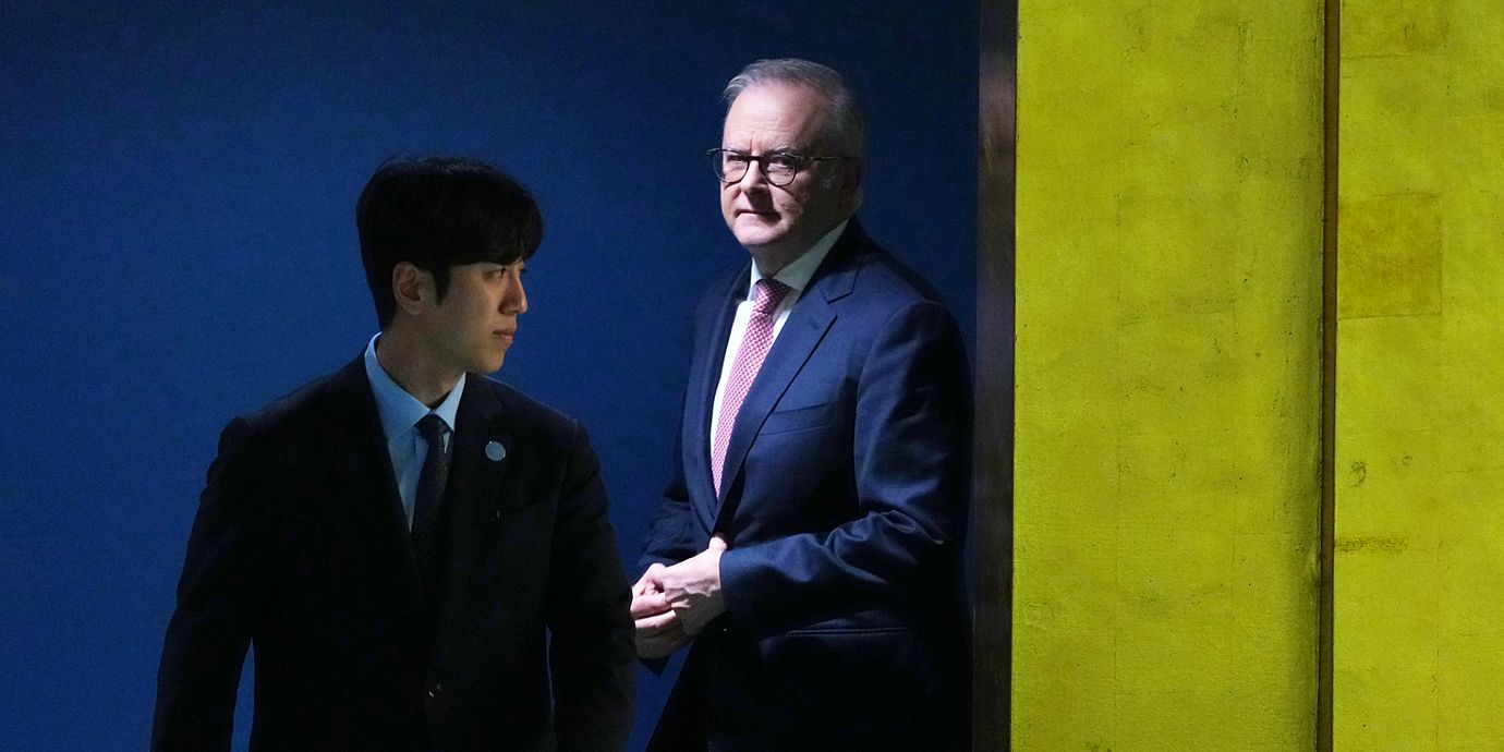 Australiens premiärminister Anthony Albanese på väg upp till FN:s talarstol.