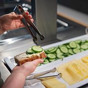 Mellanmål i skolmatsal.