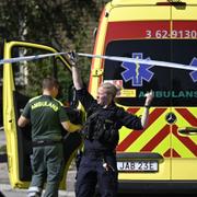  Polis och ambulans på plats på Ramels väg på Rosengård i Malmö på måndagseftermiddagen efter larm om skottlossning. En person har enligt polisens hemsida avlidit av skottskador på platsen.