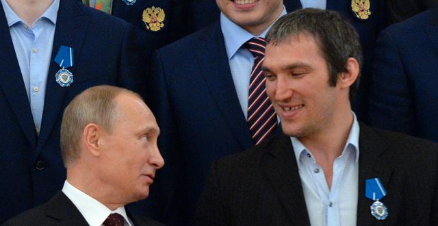 Putin och Ovetjkin firar VM-guldet 2014. Yuri Kadobnov / Ap