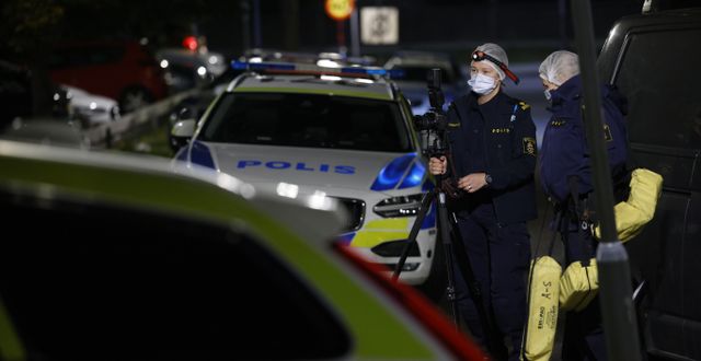 Polis på plats efter skjutning i Södertälje.  Fredrik Persson/TT