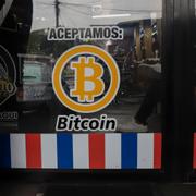 En barberare i Santa Tecla, El Salvador, aviserar att de accepterar bitcoin som betalning. 