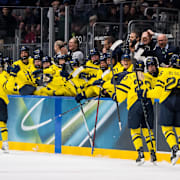 Det svenska laget firar vilt efter 2–0-målet i slutsekunderna. 