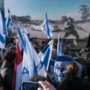 Pro-israeliska aktivister utan för internationella domstolen i Haag när domen lästes upp. 