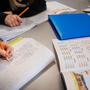 Elever räknar matematik i klassrum. Illustrationsbild.