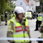 Polisens bombtekniker undersöker bostadsområdet efter nattens explosion i Värnamo.