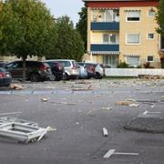 En kraftig explosion i ett bostadshus i området Ekholmen har sprängt bort en del av ytterväggen.