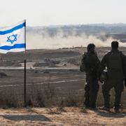 Israeliska soldater ser ut mot Gazaremsan från Israel. 