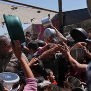 Palestinier väntar på mat i Jabalia, norra Gaza. 19 maj 2025. 