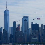 En amerikansk flagga flygs över New York.