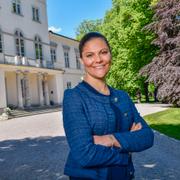 Kronprinsessan Victoria fotograferad utanför Haga slott.