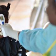 Flicka testas för ebolavirus i Sierra leone.