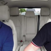 Apples vd Tim Cook och programledaren James Corden i Carpool Karaoke. 