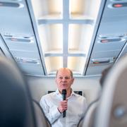 Olaf Scholz på ett flygplan. 