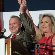 Roy Moore tillsammans ed sin hustru Kayla i Montgomery i Alabama i går kväll. 