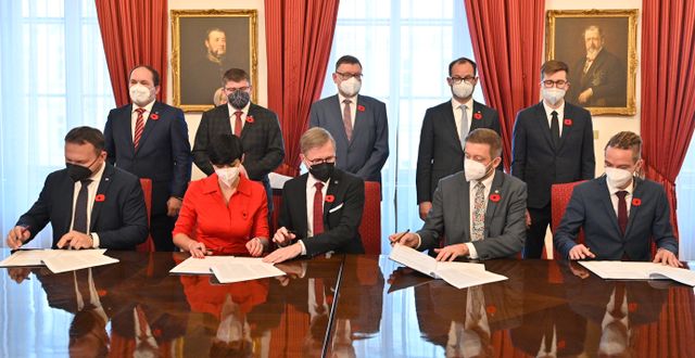 De fem partiledarna skriver under samarbetsavtalet. KAMARYT MICHAL / TT NYHETSBYRÅN