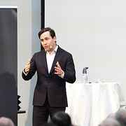 Arkivbild. Bistånds- och utrikeshandelsminister Benjamin Dousa (M) tillsammans med statsminister Ulf Kristersson (M) under Moderaternas bussturné.