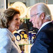 Drottning Silvia och kung Carl Gustaf tittar på utställningen ”Guld! Tillsammans för Sverige i 50 år”, i samband med deras kommande guldbröllop.